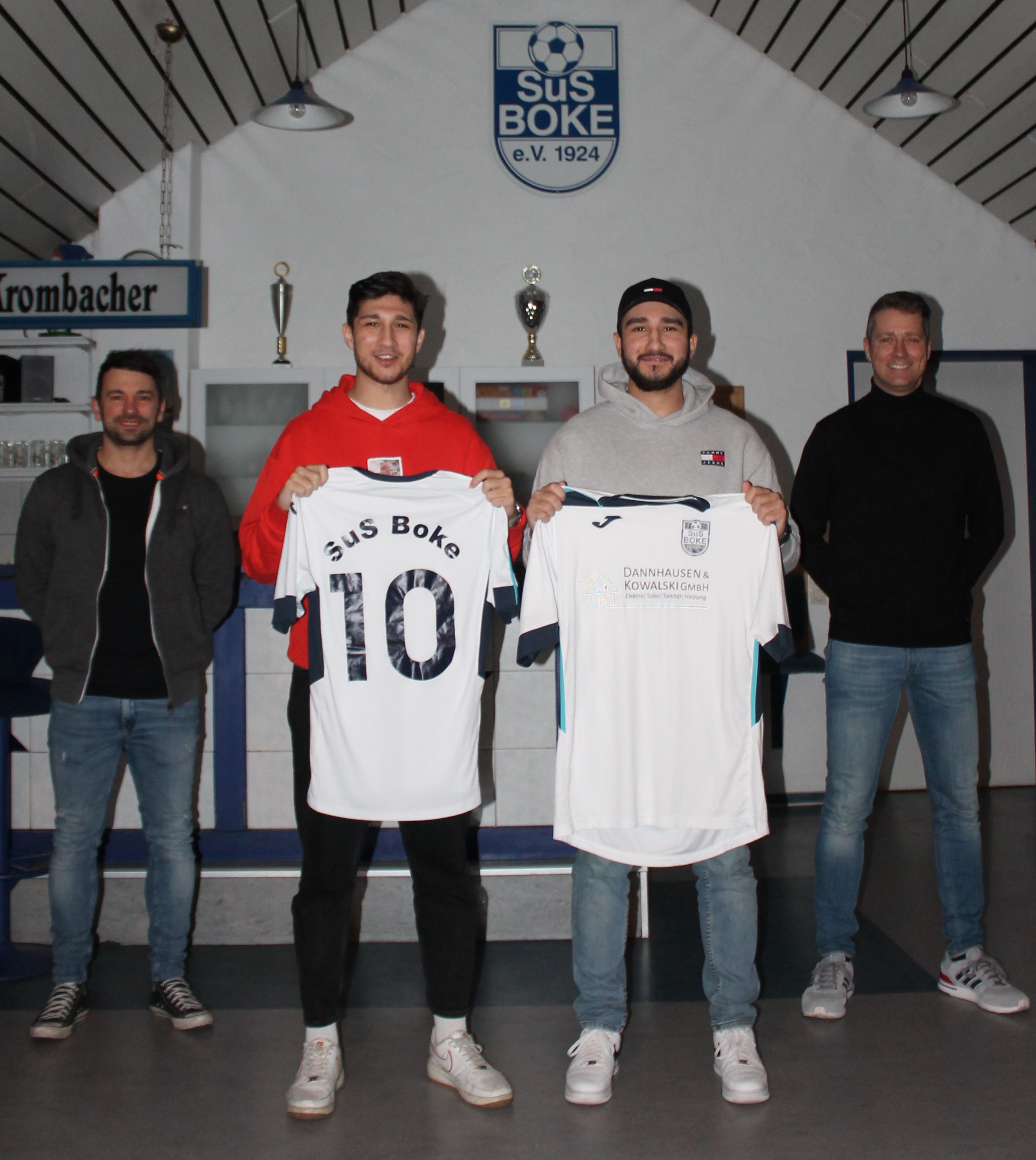 SuS-Fußball-Vorsitzender Mike Jochem und Trainer Raffael Wiebusch begrüßen die Brüder Kerim und Ahmet Aydincan