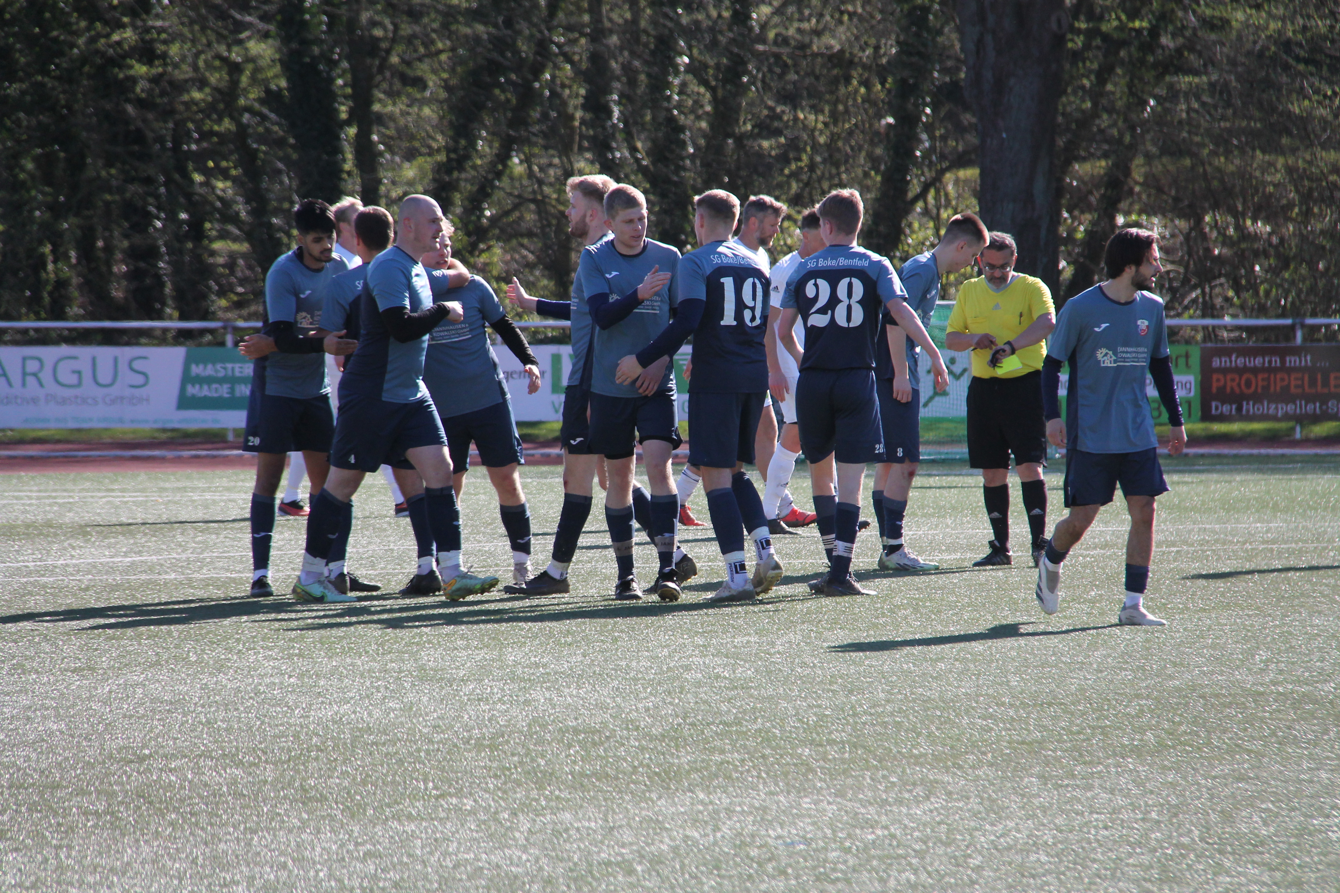 Matchwinner Hewad Badri sichert seinem Team einen 1:0-Auswärtssieg beim SV 21 Büren
