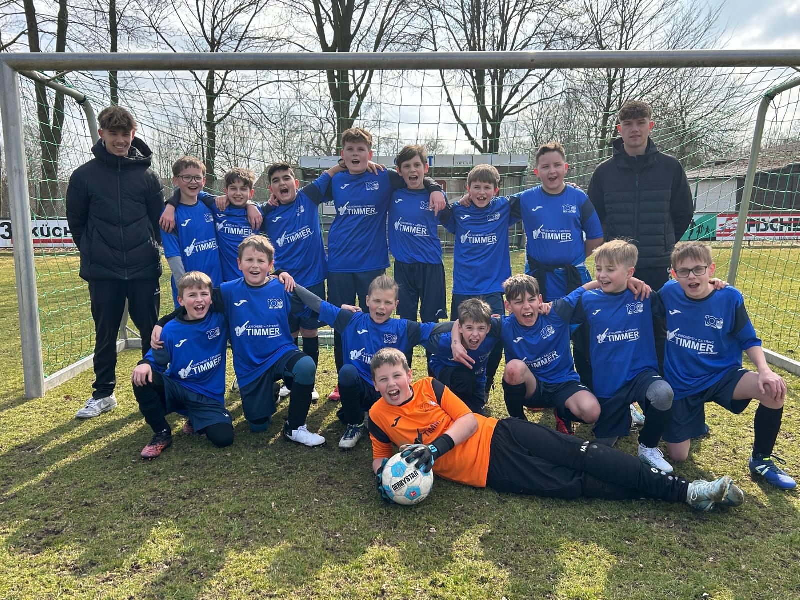 E-Jugend spielt in neuen Trikots ihres Sponsors Fleischerei Timmer